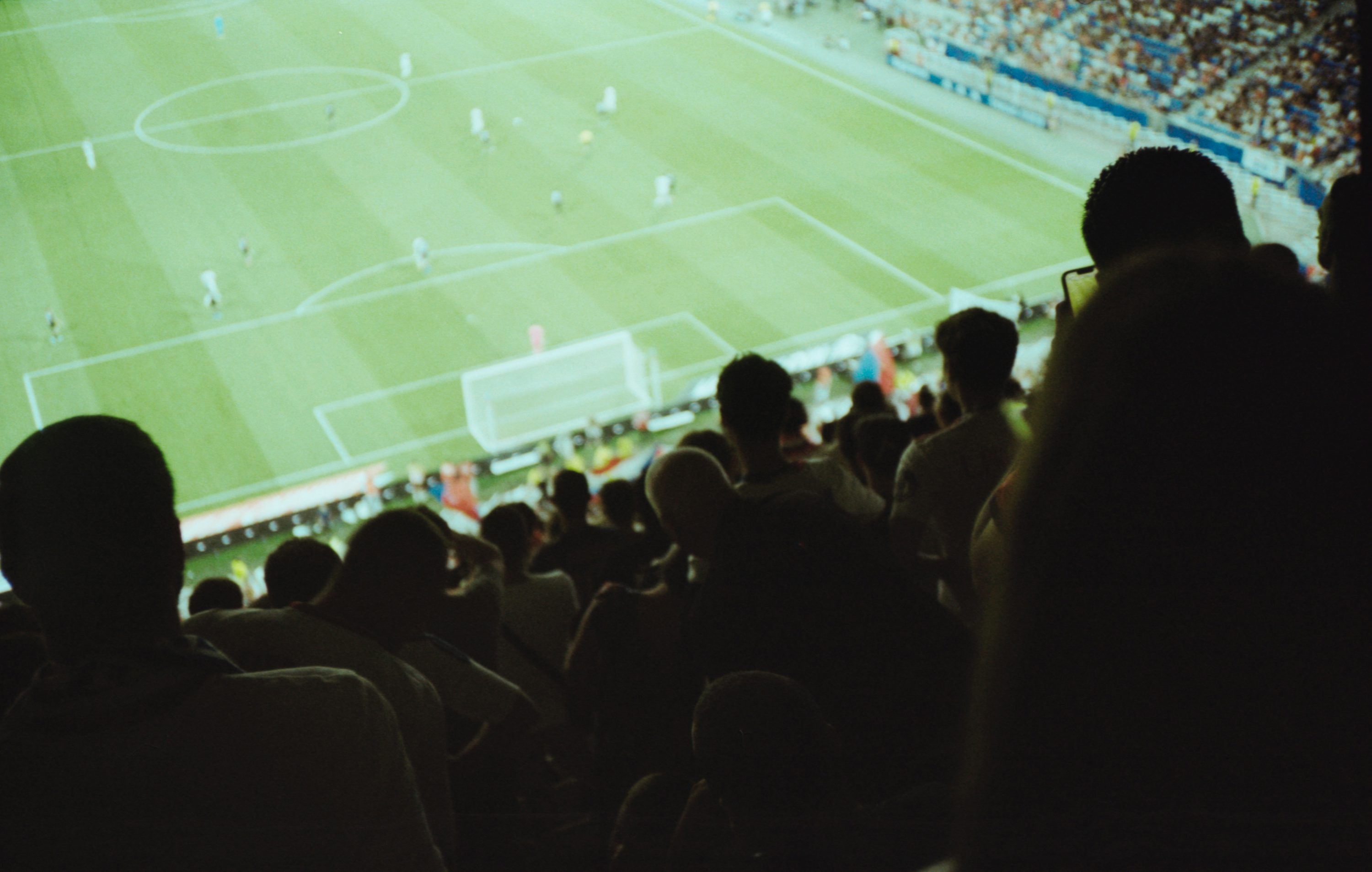 uma multidão de pessoas assistindo a um jogo de futebol