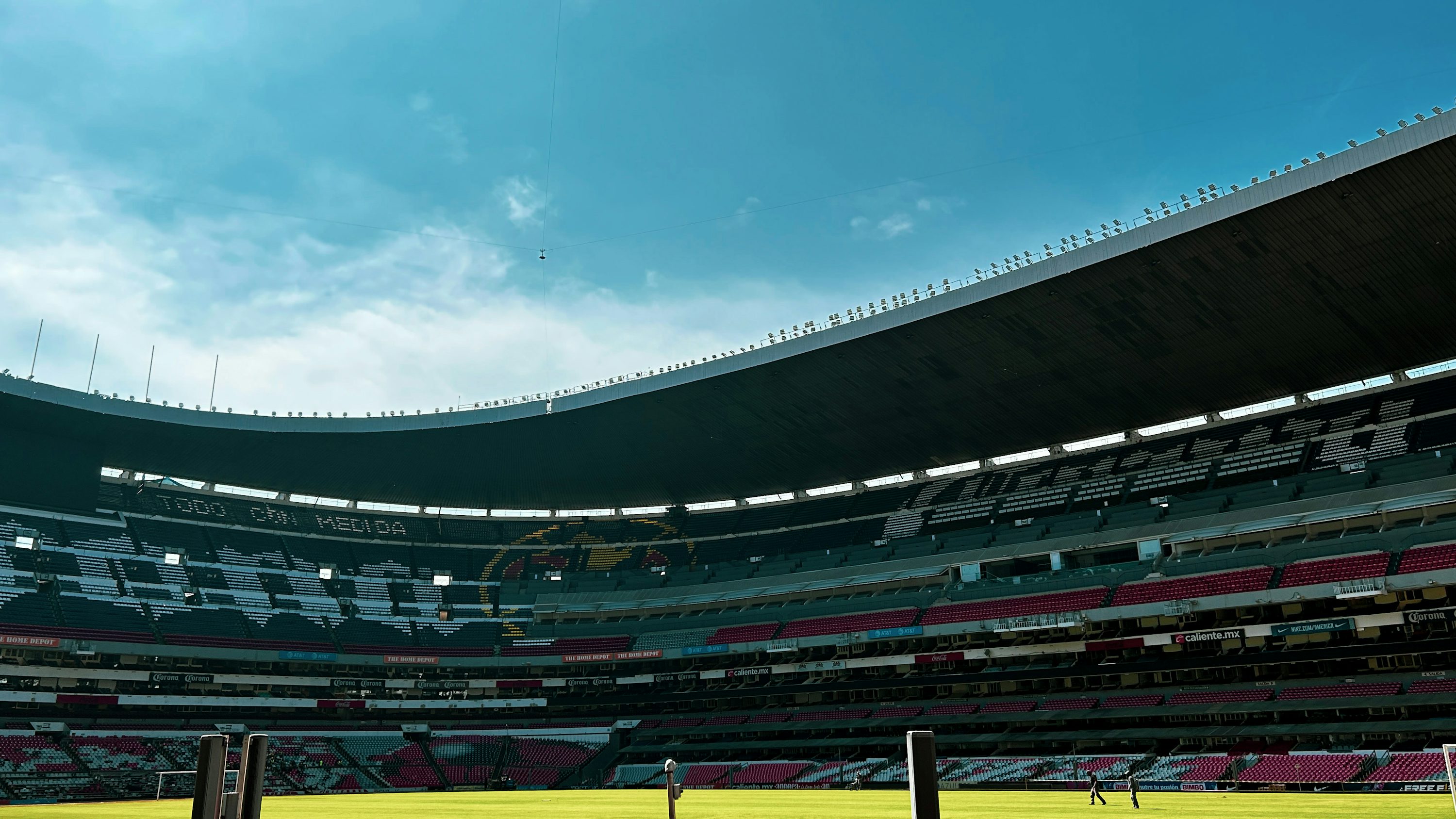 Un campo de fútbol con un cielo azul al fondo