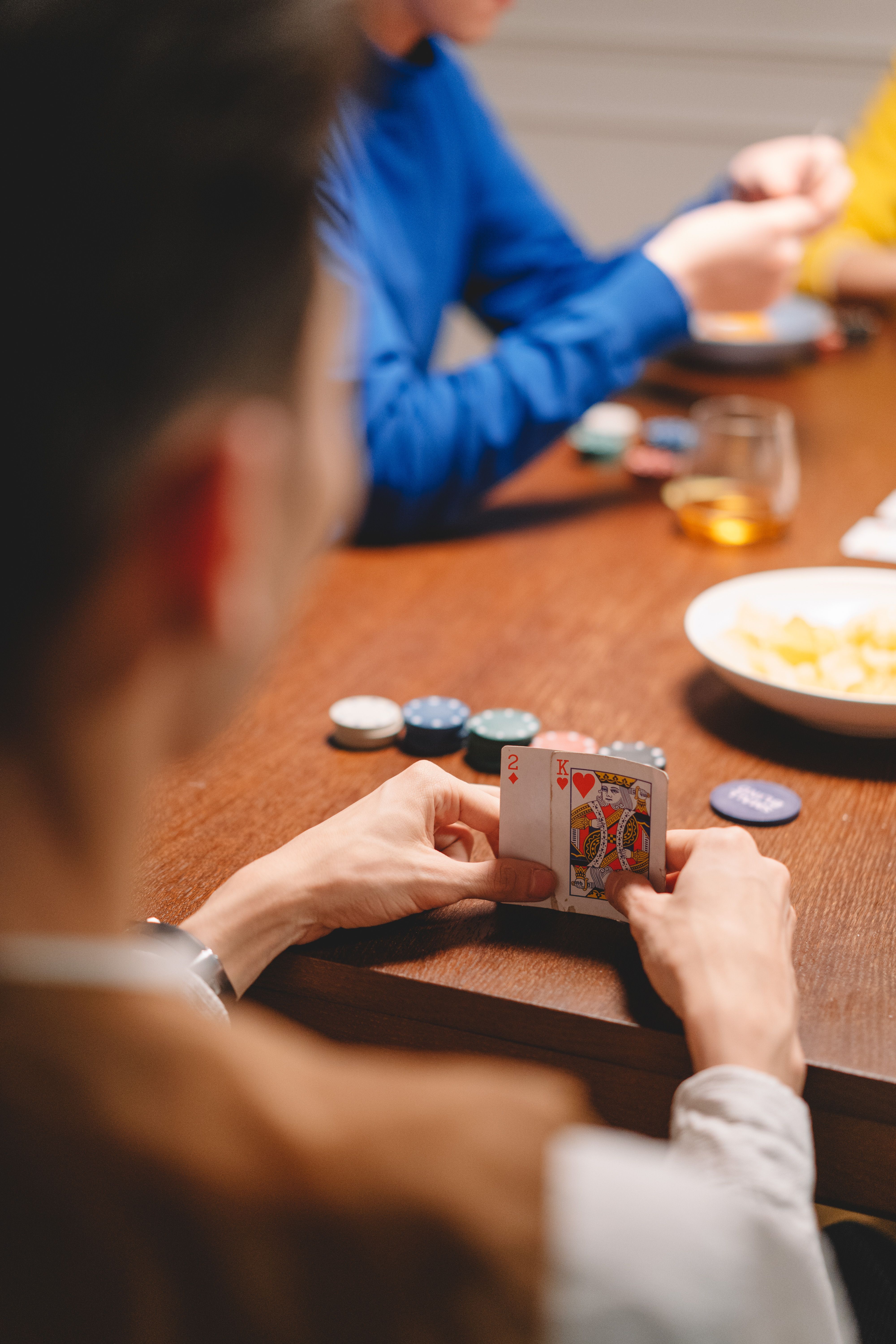 Menschen mit Karten am Spieltisch