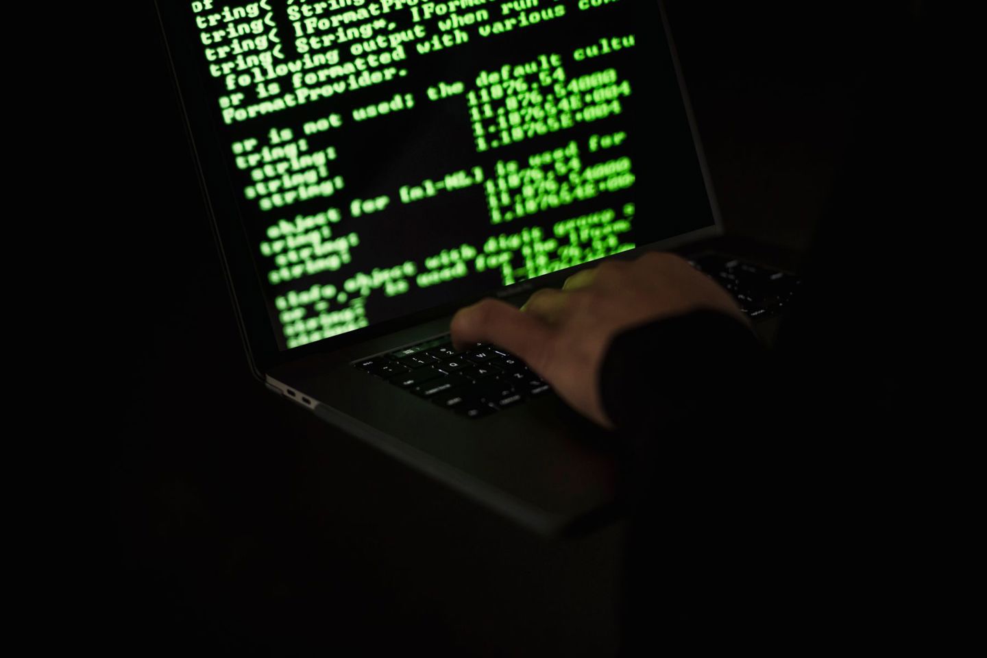 Recortar a un informático irreconocible escribiendo en n